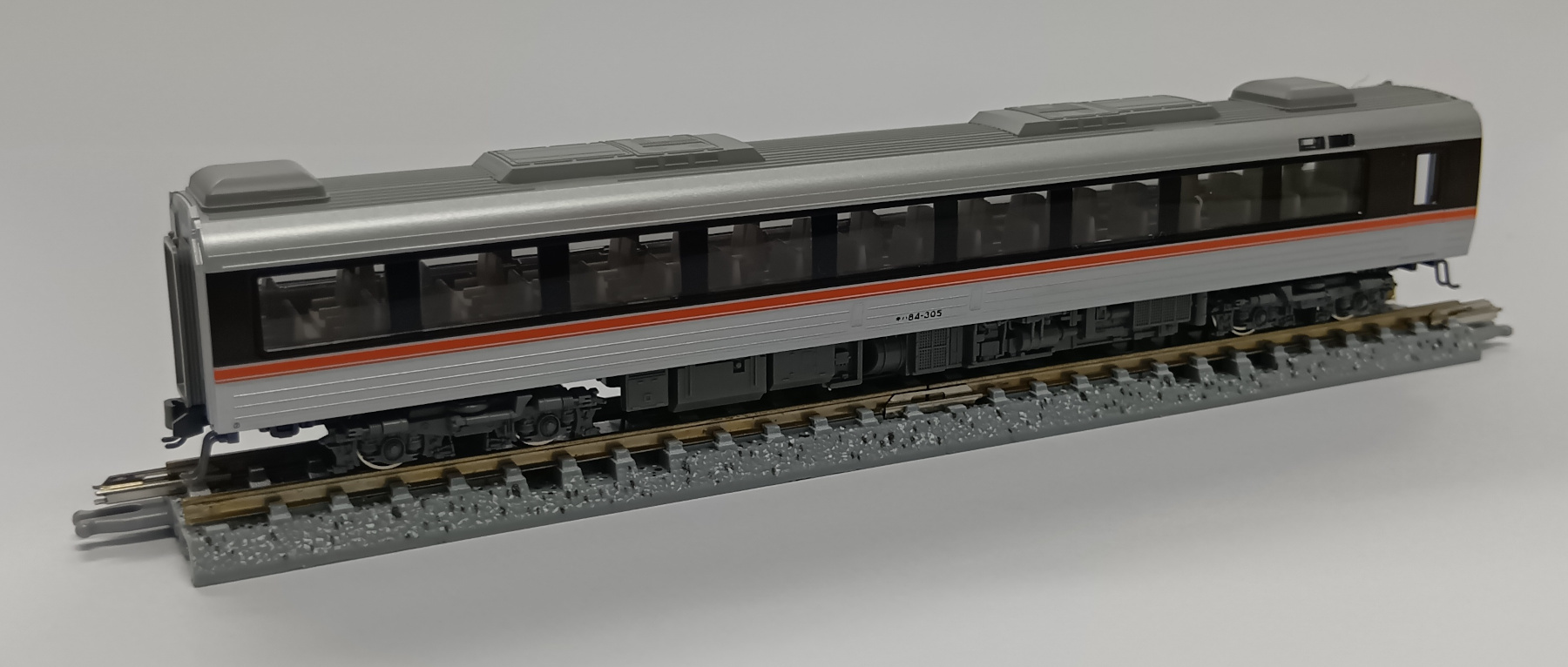 10-1887バラ_キハ84-305